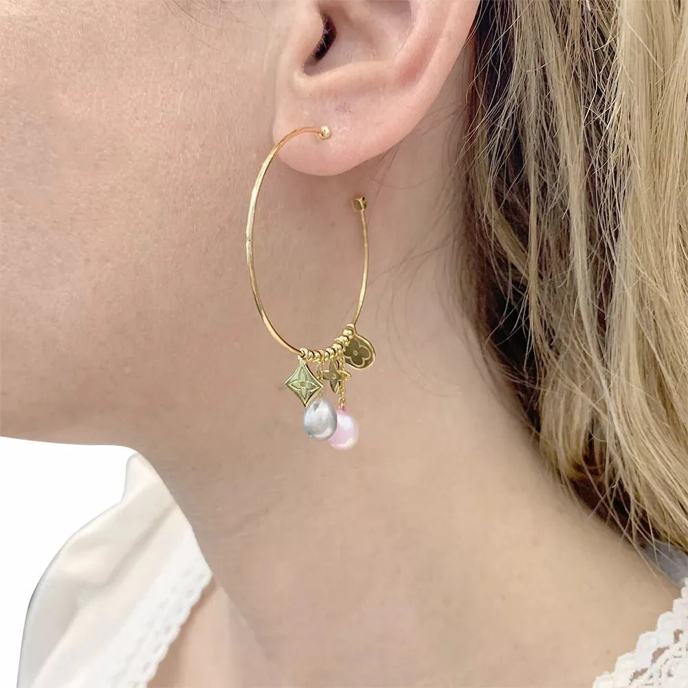Boucles d'oreille Créoles LOUIS VUITTON "Monogram" en or jaune et perles - Image 7