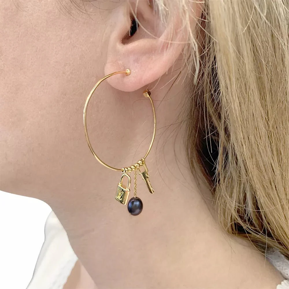 Boucles d'oreille Créoles LOUIS VUITTON "Monogram" en or jaune et perles - Image 9