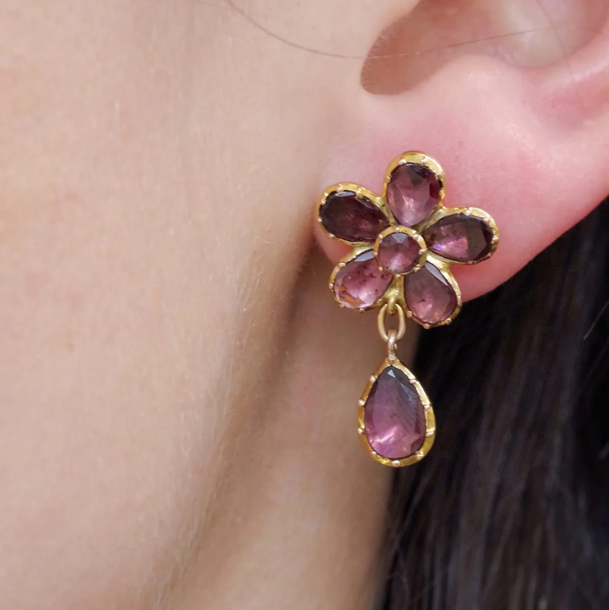 Boucles d'oreilles Puces en or jaune et grenats - Image 2