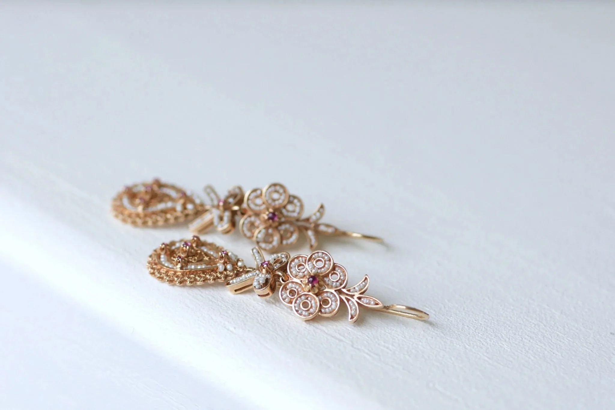 Boucles d'oreilles gouttes, perles et rubis sur or rose - Image 10