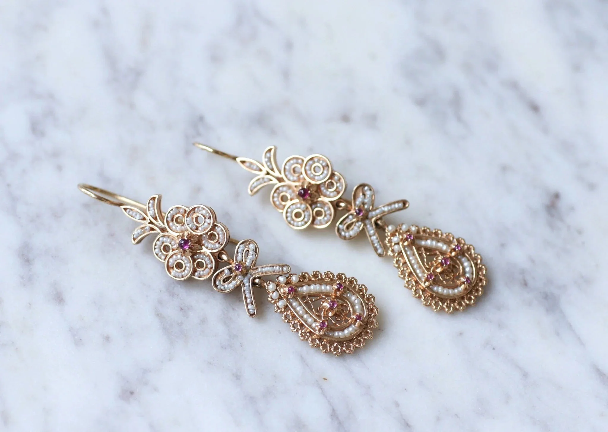 Boucles d'oreilles gouttes, perles et rubis sur or rose - Image 5