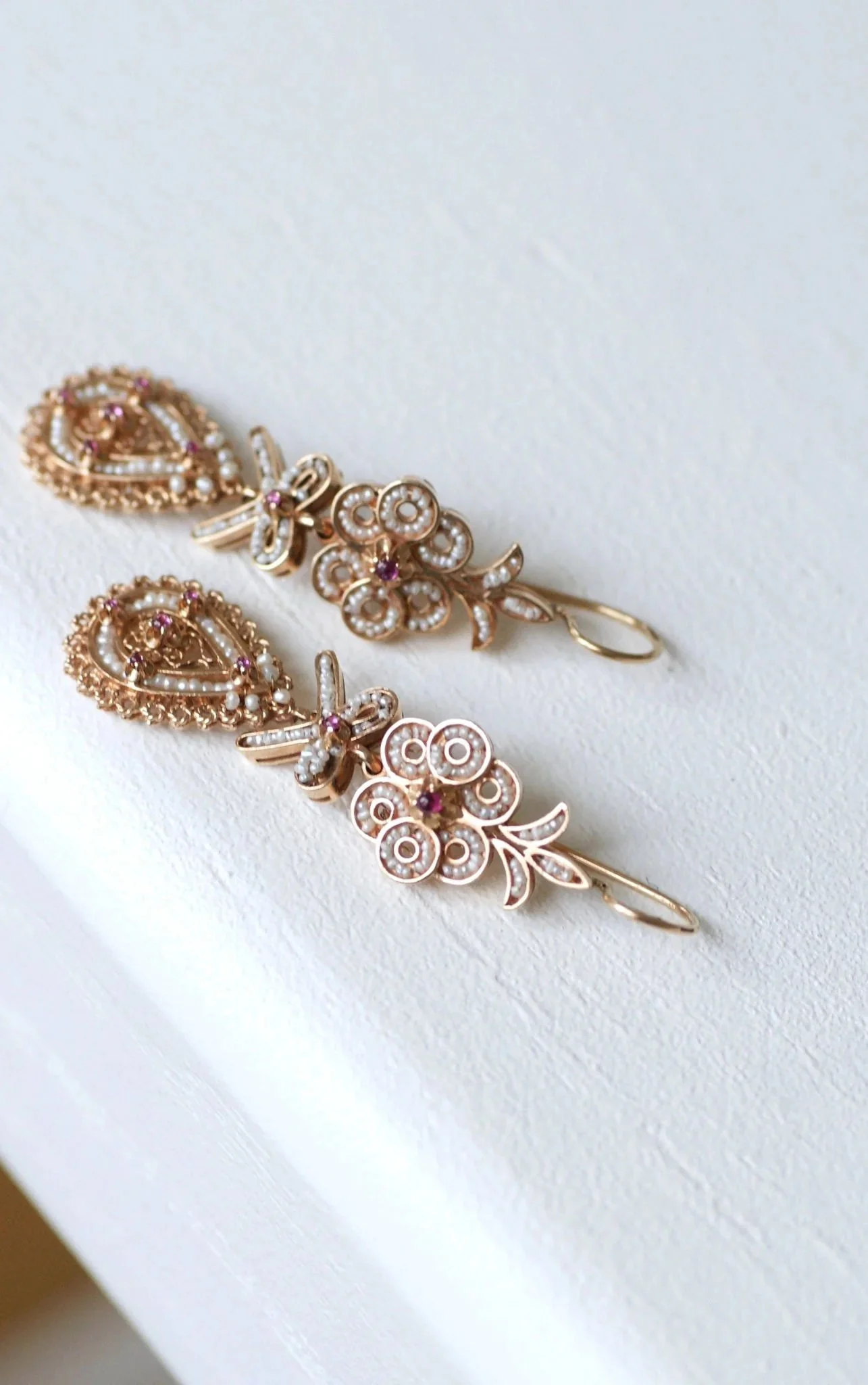 Boucles d'oreilles gouttes, perles et rubis sur or rose - Image 6