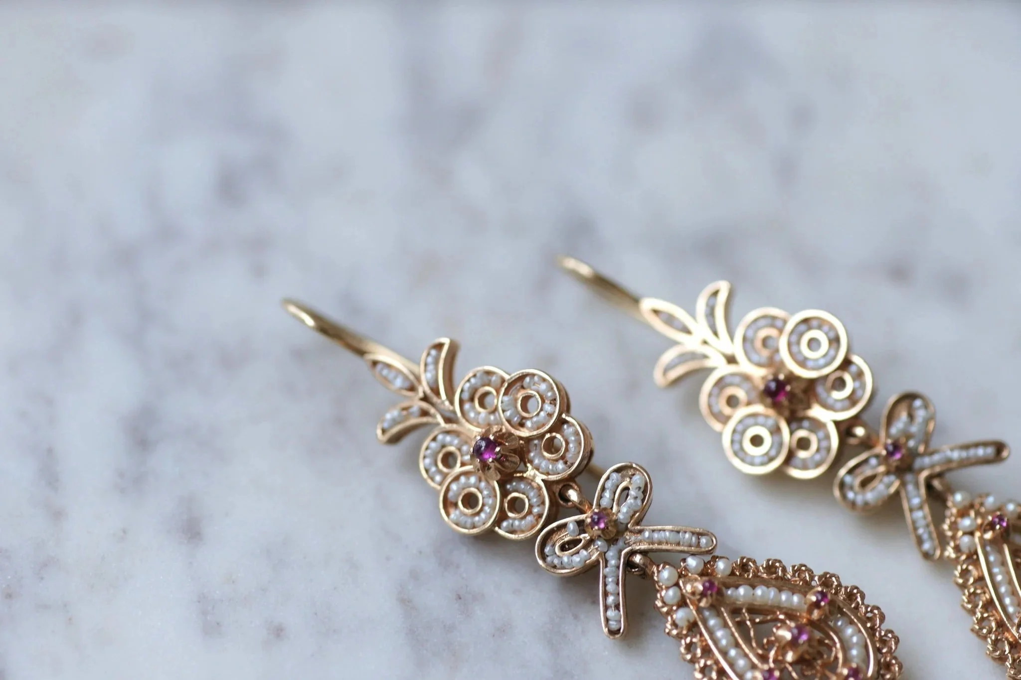 Boucles d'oreilles gouttes, perles et rubis sur or rose - Image 7