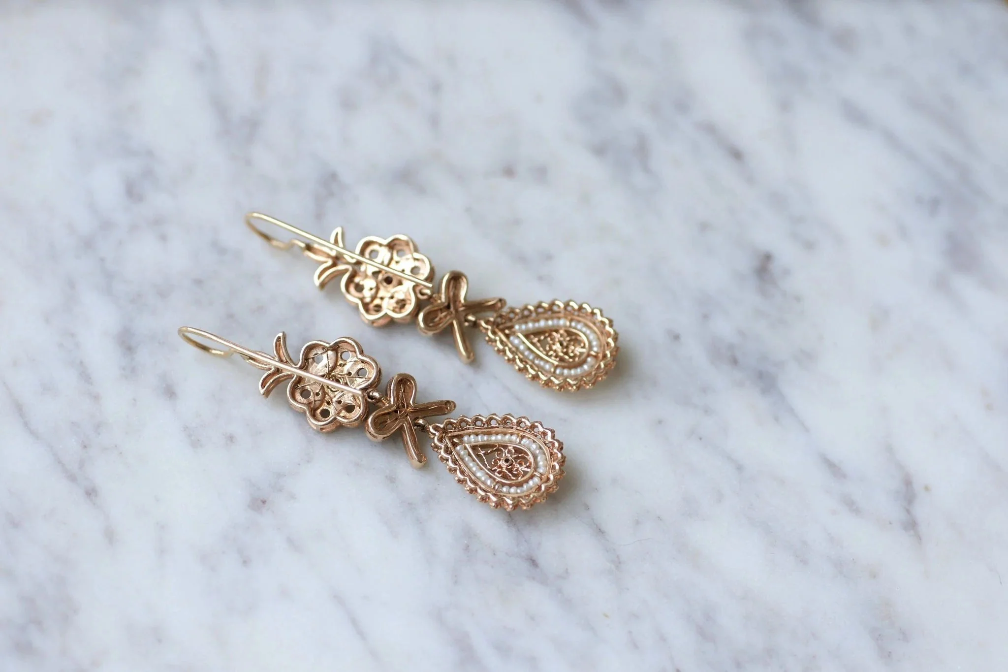 Boucles d'oreilles gouttes, perles et rubis sur or rose - Image 9
