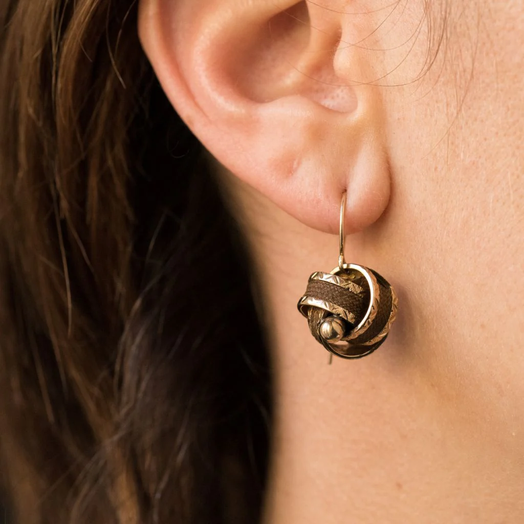Boucles d'oreilles Dormeuses en or jaune et perle - Image 2