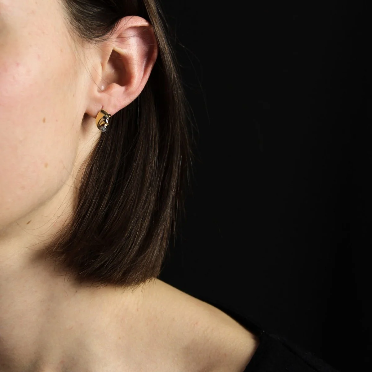 Boucles d'oreilles Dormeuses en or jaune, or blanc et diamants - Image 2