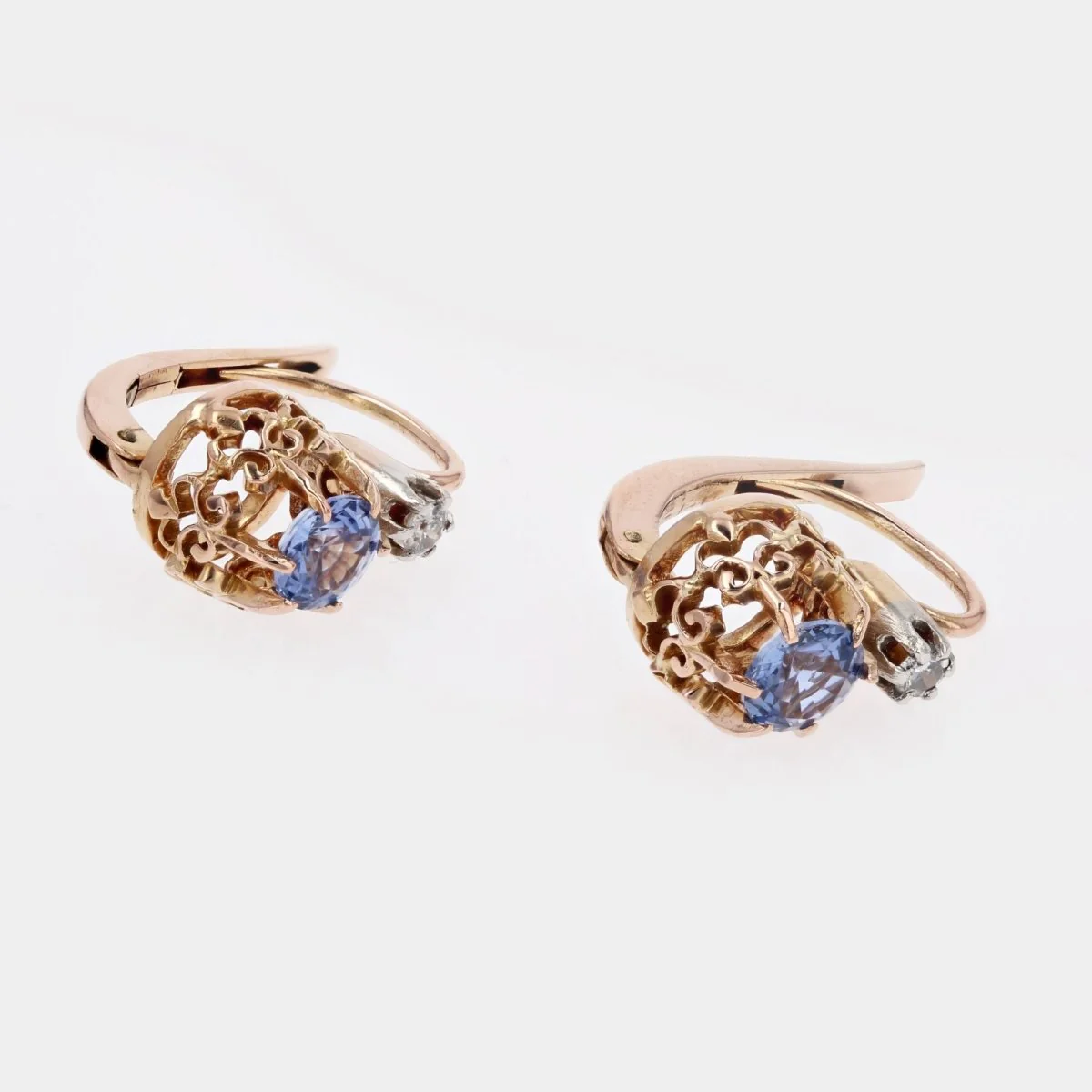 Boucles d'oreilles Dormeuses en or rose, platine, saphirs et diamants - Image 3