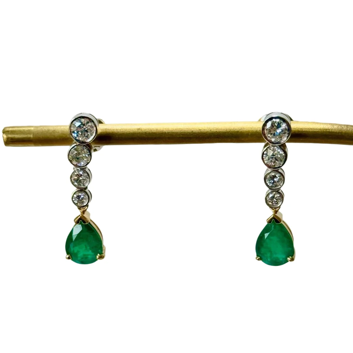 Boucles d'oreilles pendantes en or gris et émeraude