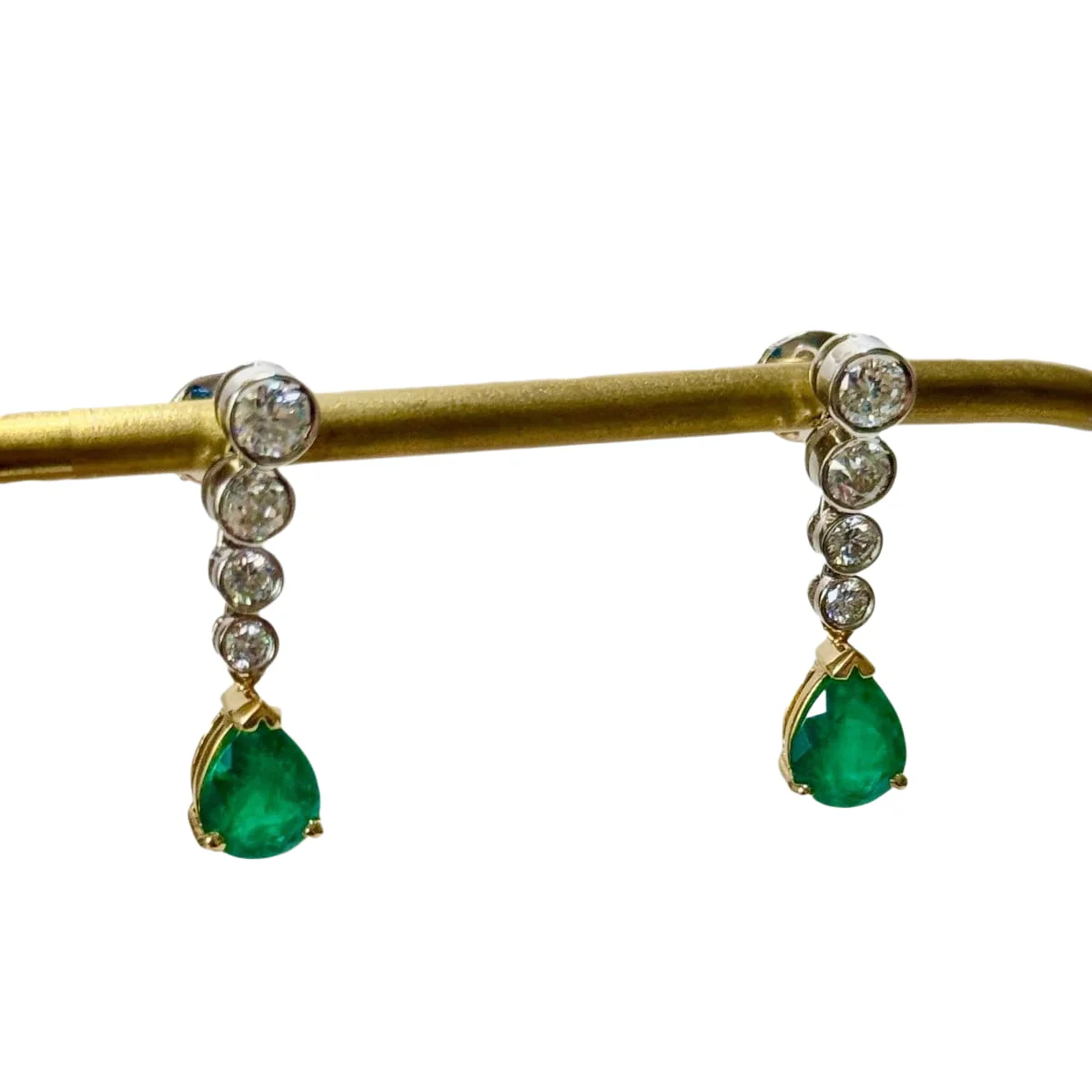 Boucles d'oreilles pendantes en or gris et émeraude - Image 3