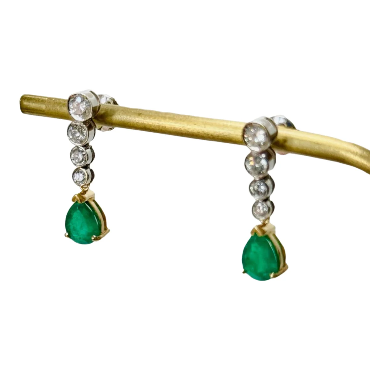 Boucles d'oreilles pendantes en or gris et émeraude - Image 4