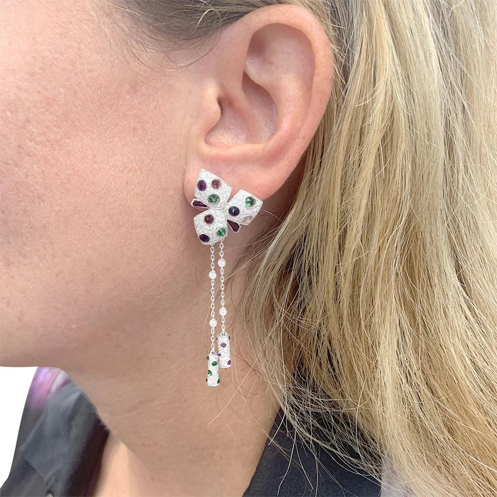 Boucles d'oreilles CARTIER "Caresse d'Orchidée"en or blanc, diamants et pierres de couleurs - Image 4