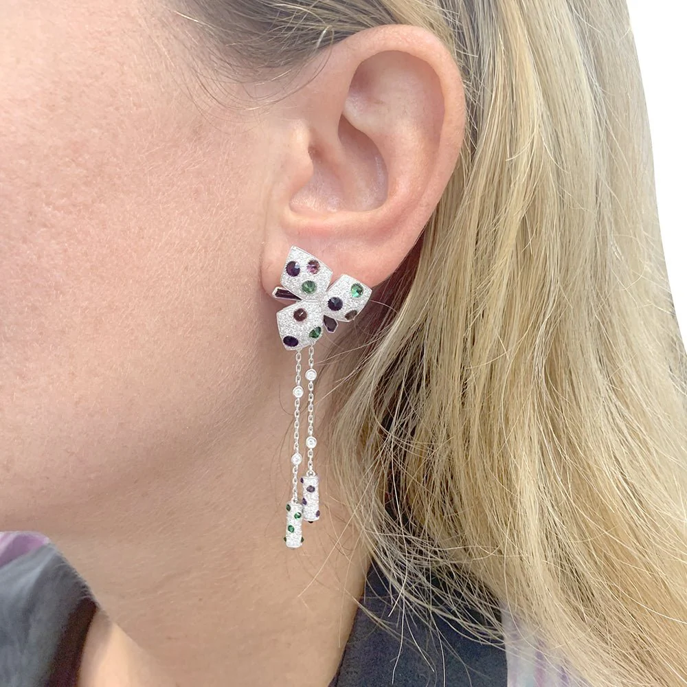 Boucles d'oreilles CARTIER "Caresse d'Orchidée"en or blanc, diamants et pierres de couleurs - Image 5