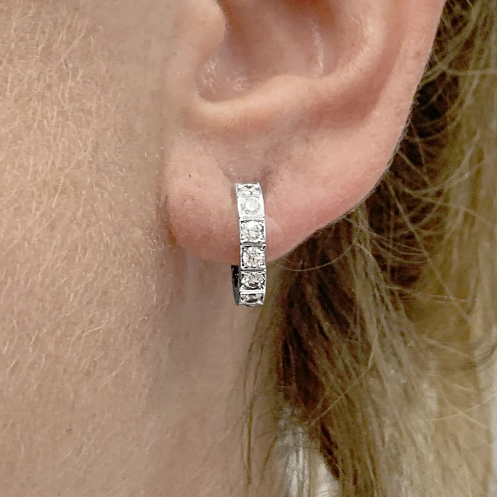 Boucles d'oreilles Créoles CARTIER "Lanière" en or blanc et diamants - Image 2