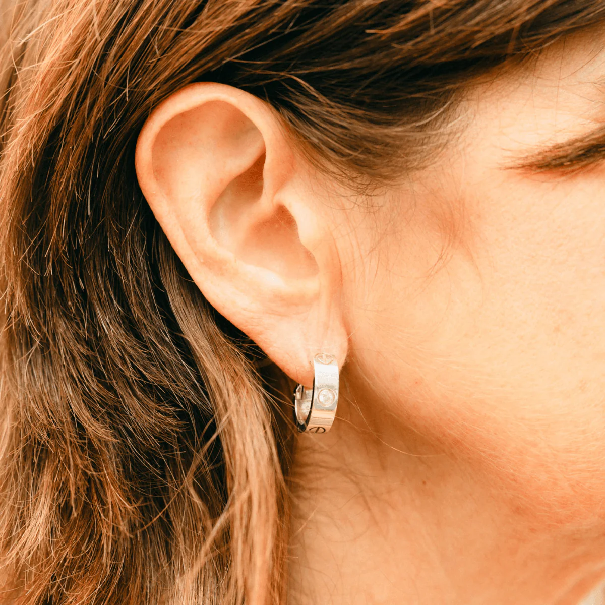 Boucles d'oreilles Créoles CARTIER "Love" en or blanc et diamants - Image 2