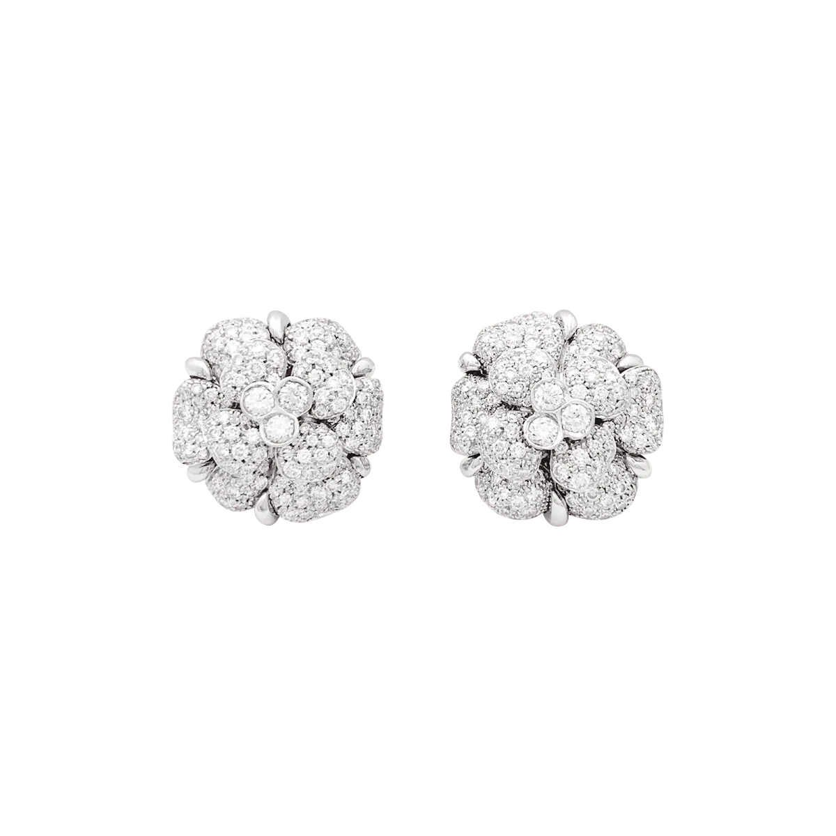 Boucles d'oreilles CHANEL "Camélia" en or blanc et diamants