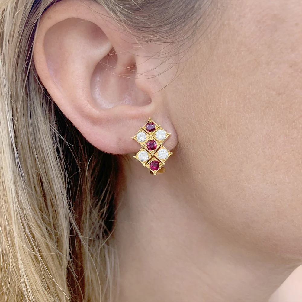 Boucles d'oreilles CHAUMET en or jaune, rubis et diamants - Image 2