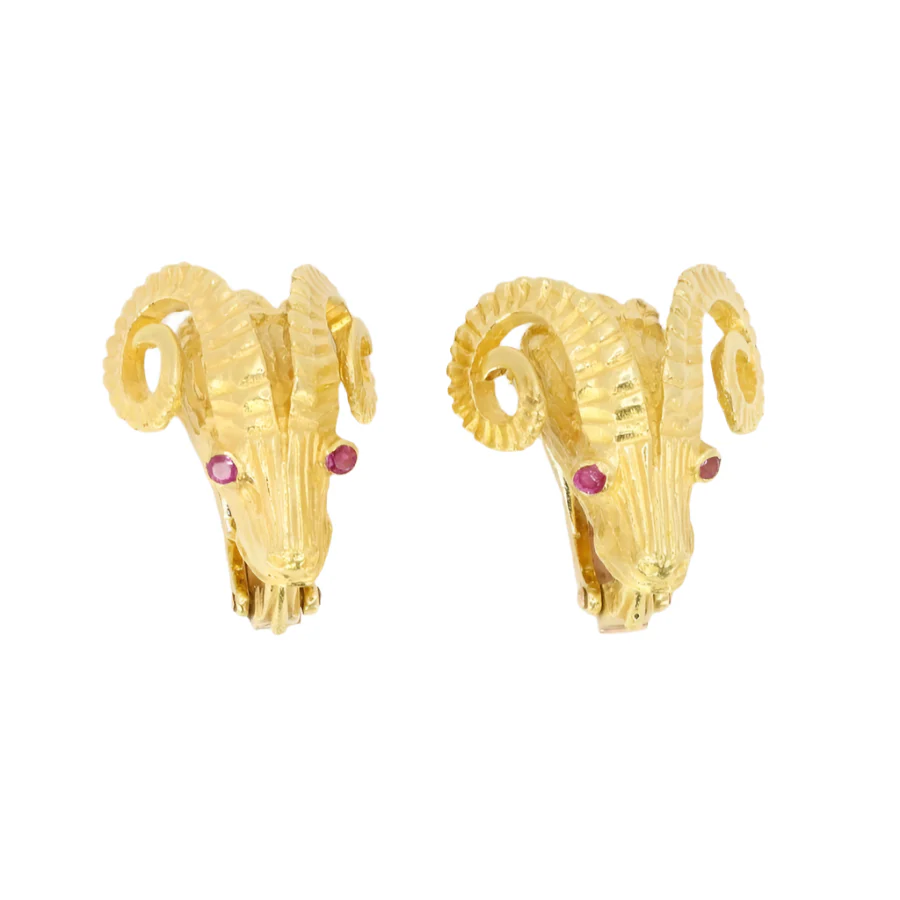 LALAOUNIS (Att. à) Clips d'oreilles tête de belier or jaune rubis