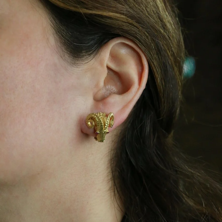 LALAOUNIS (Att. à) Clips d'oreilles tête de belier or jaune rubis - Image 2