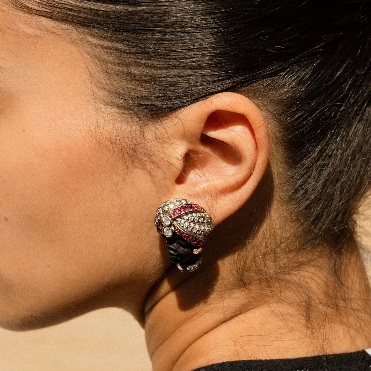 Boucles d'oreilles Clip "Tête de Maure" en or rose, or blanc, bois, argent, rubis et diamants - Image 2