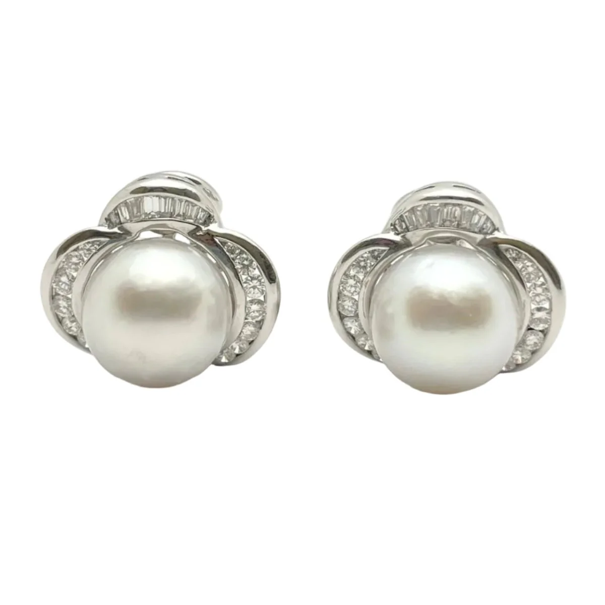 Boucles d'oreilles Clips en or blanc, pearls et diamants