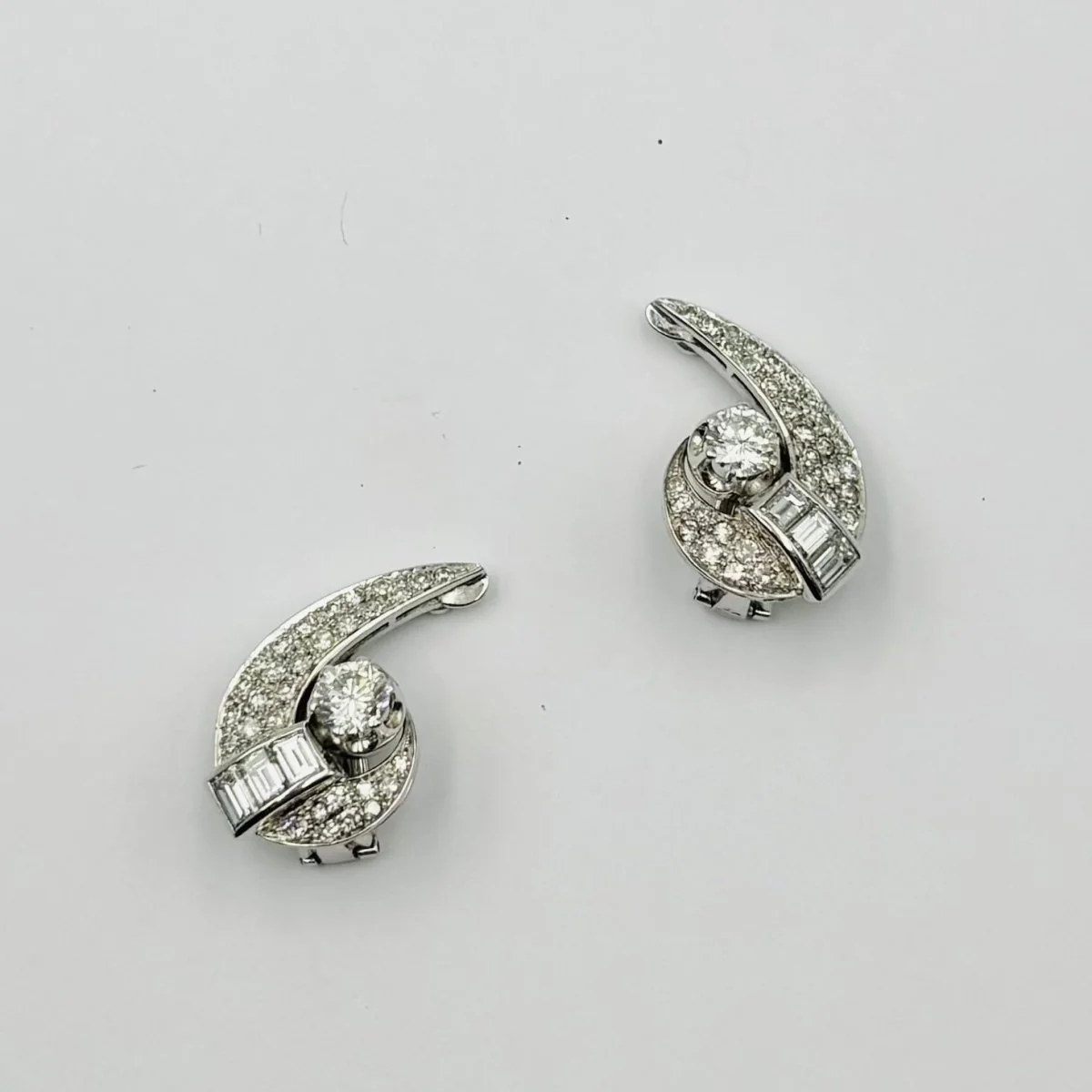 Boucles d'oreilles Clips en or blanc, platine et diamants - Image 10