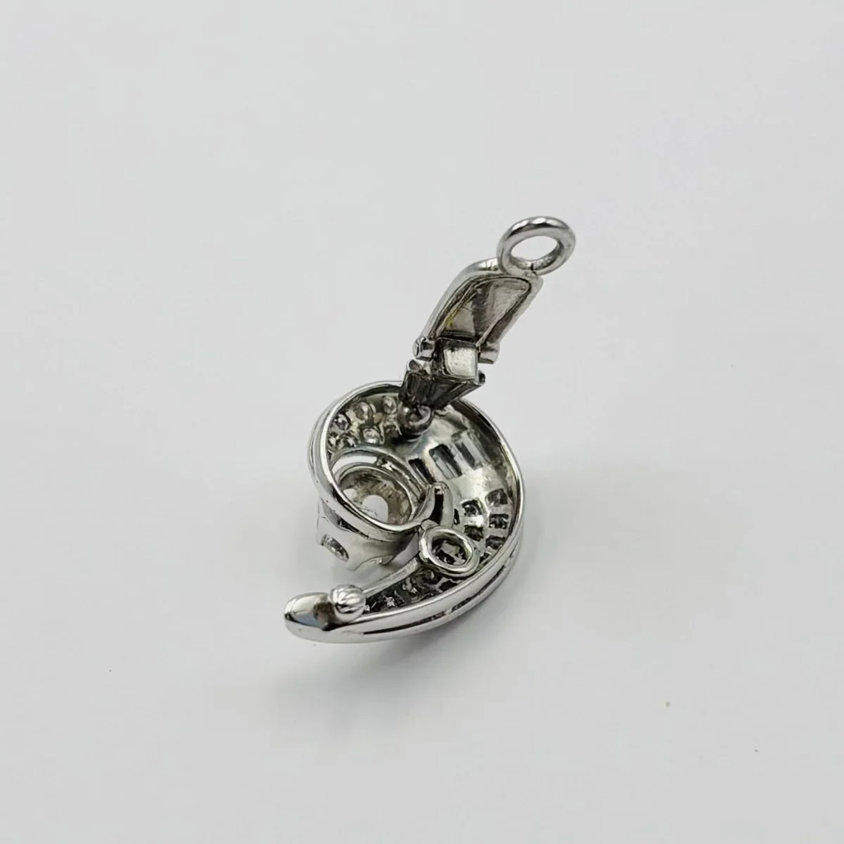 Boucles d'oreilles Clips en or blanc, platine et diamants - Image 9