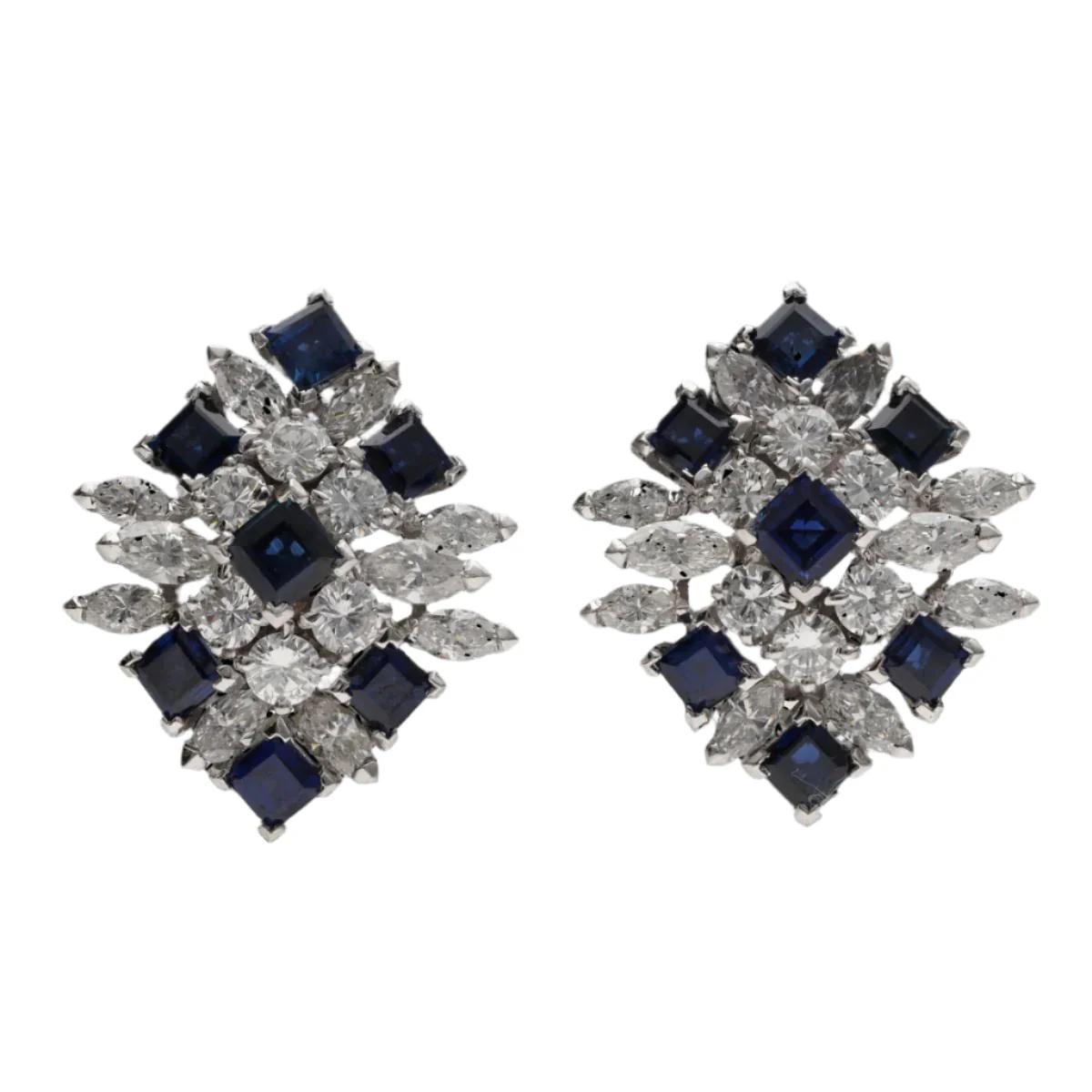 Boucles d'oreilles Clips PIAGET en platine, saphirs et diamants