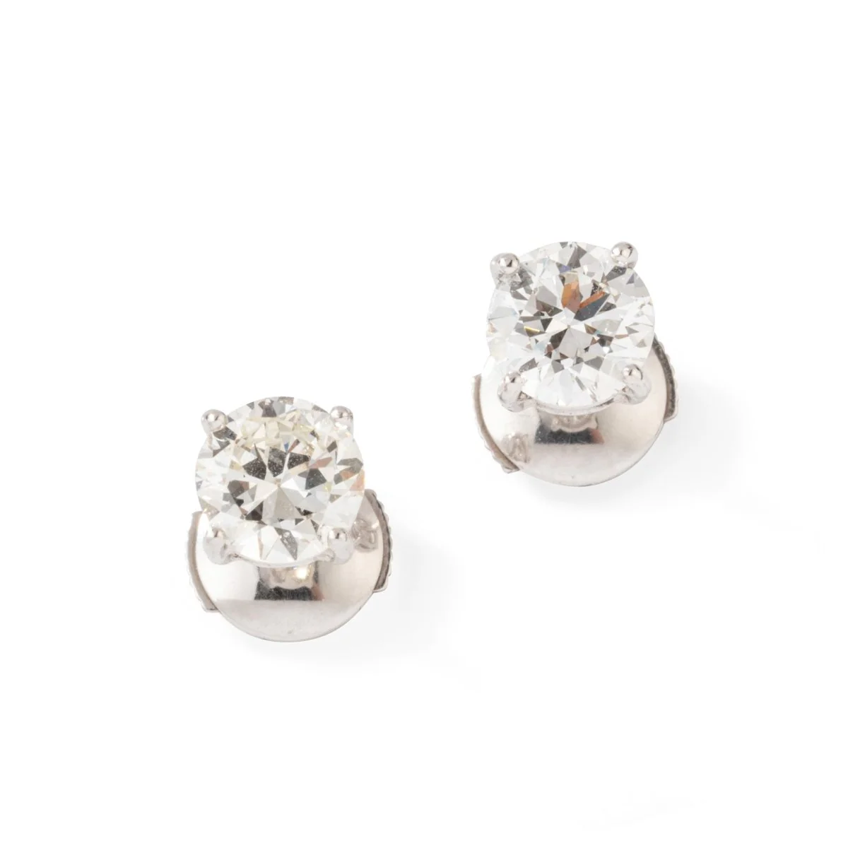 Boucles d'oreilles Clou en or blanc et diamants - Image 4