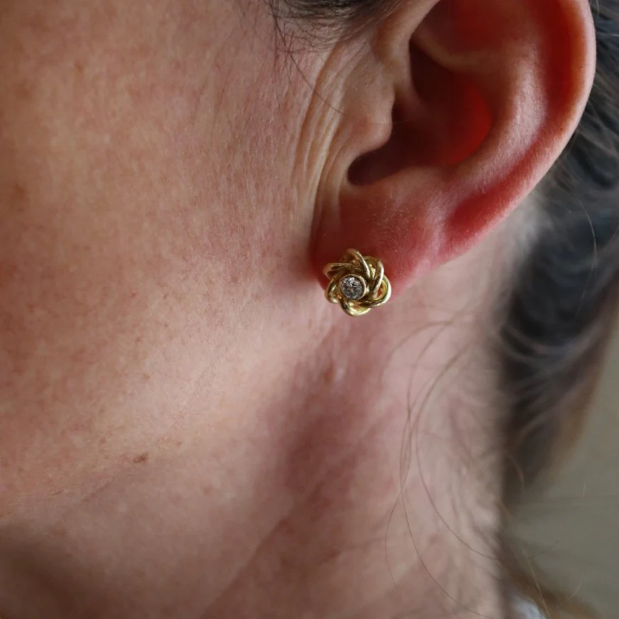Boucles d'oreilles Clou en or jaune et diamant - Image 2