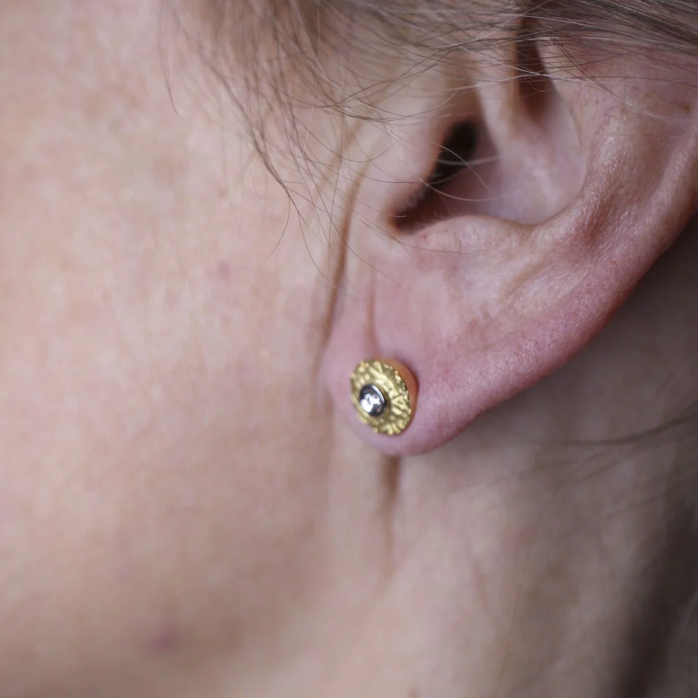 Boucles d'oreilles Clous en or jaune, or blanc et diamants - Image 2