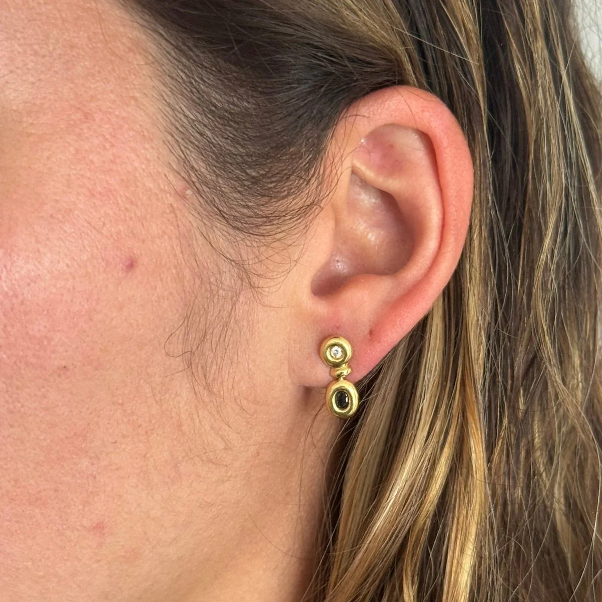Boucles d'oreilles Clous en or jaune, saphirs et zircons - Image 2