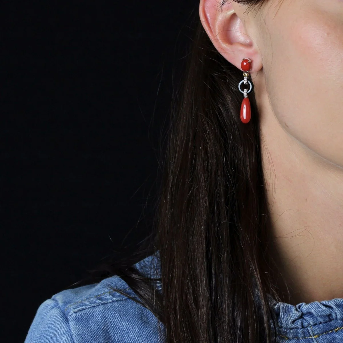 Boucles d'oreilles Clous en or blanc, corail, onyx et diamants - Image 2