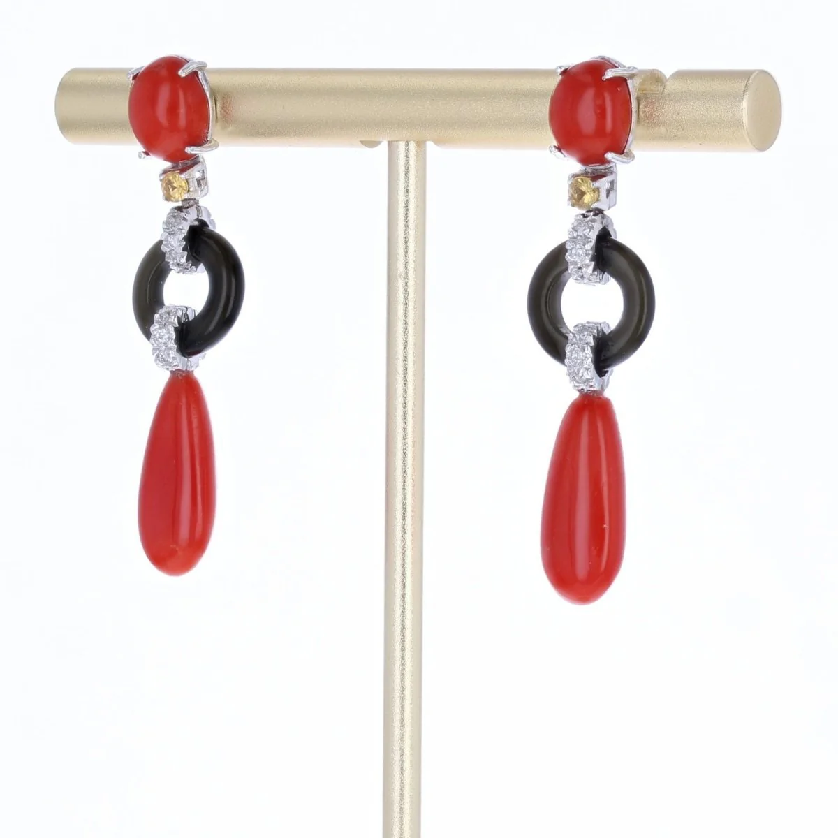 Boucles d'oreilles Clous en or blanc, corail, onyx et diamants - Image 3