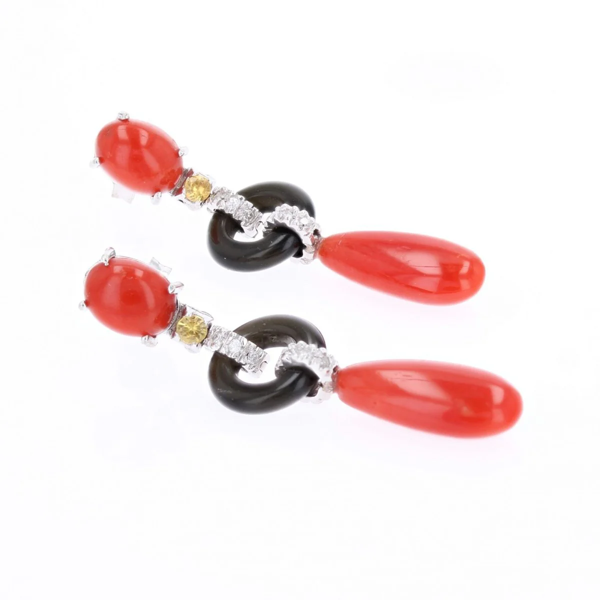 Boucles d'oreilles Clous en or blanc, corail, onyx et diamants - Image 6