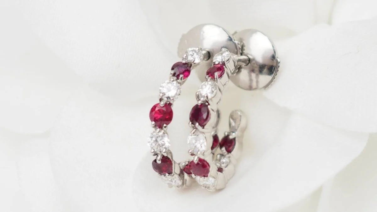 Boucles d'oreilles créoles en or blanc, rubis et diamants - Image 2