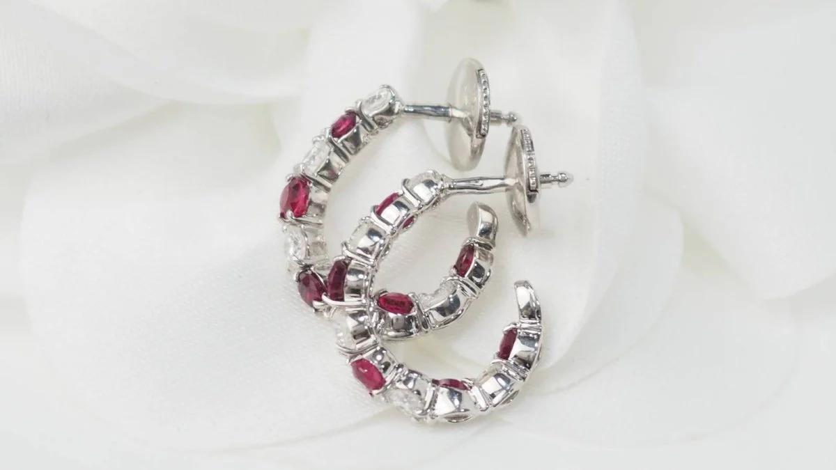 Boucles d'oreilles créoles en or blanc, rubis et diamants - Image 4