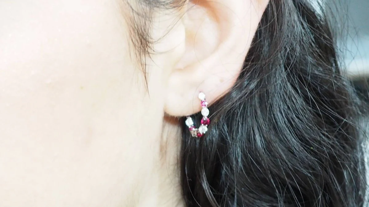 Boucles d'oreilles créoles en or blanc, rubis et diamants - Image 5