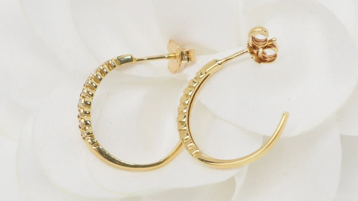 Boucles d'oreilles créoles en or jaune et diamants - Image 2