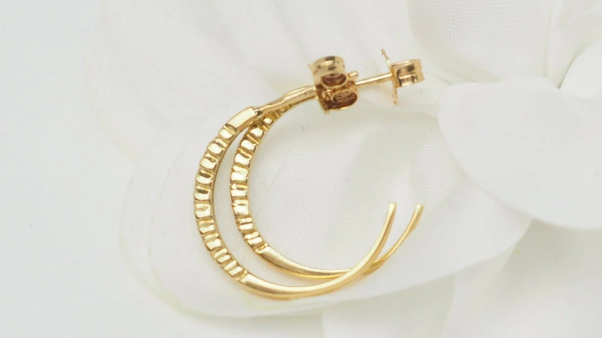 Boucles d'oreilles créoles en or jaune et diamants - Image 3