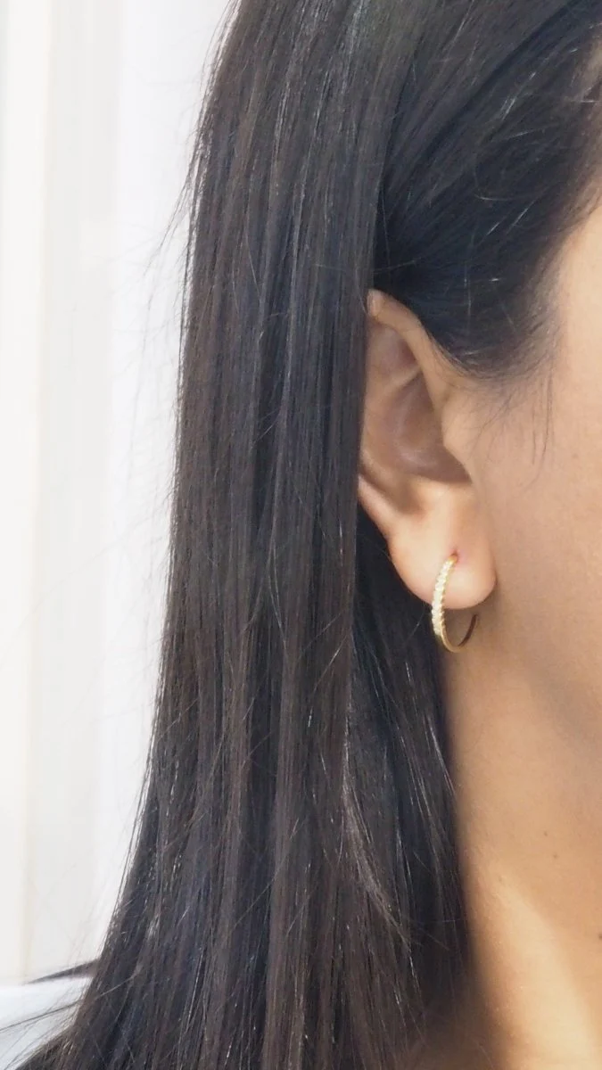 Boucles d'oreilles créoles en or jaune et diamants - Image 4
