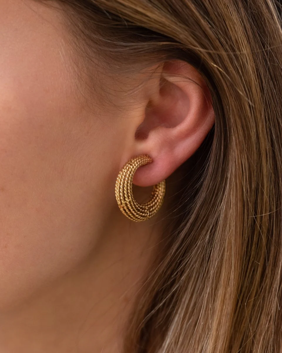 Boucles d'oreilles créoles en or jaune torsadé - Image 2
