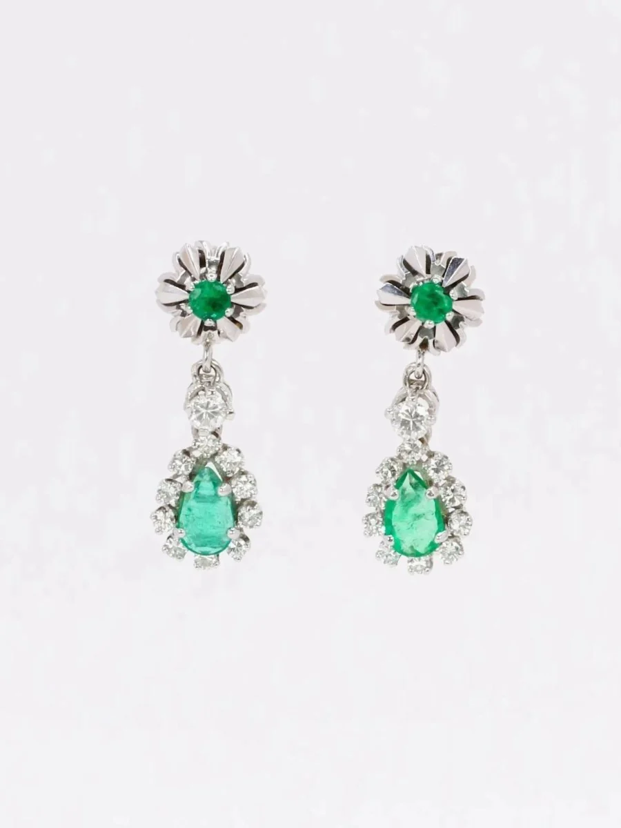 Boucles d'oreilles pendantes or blanc émeraudes diamants