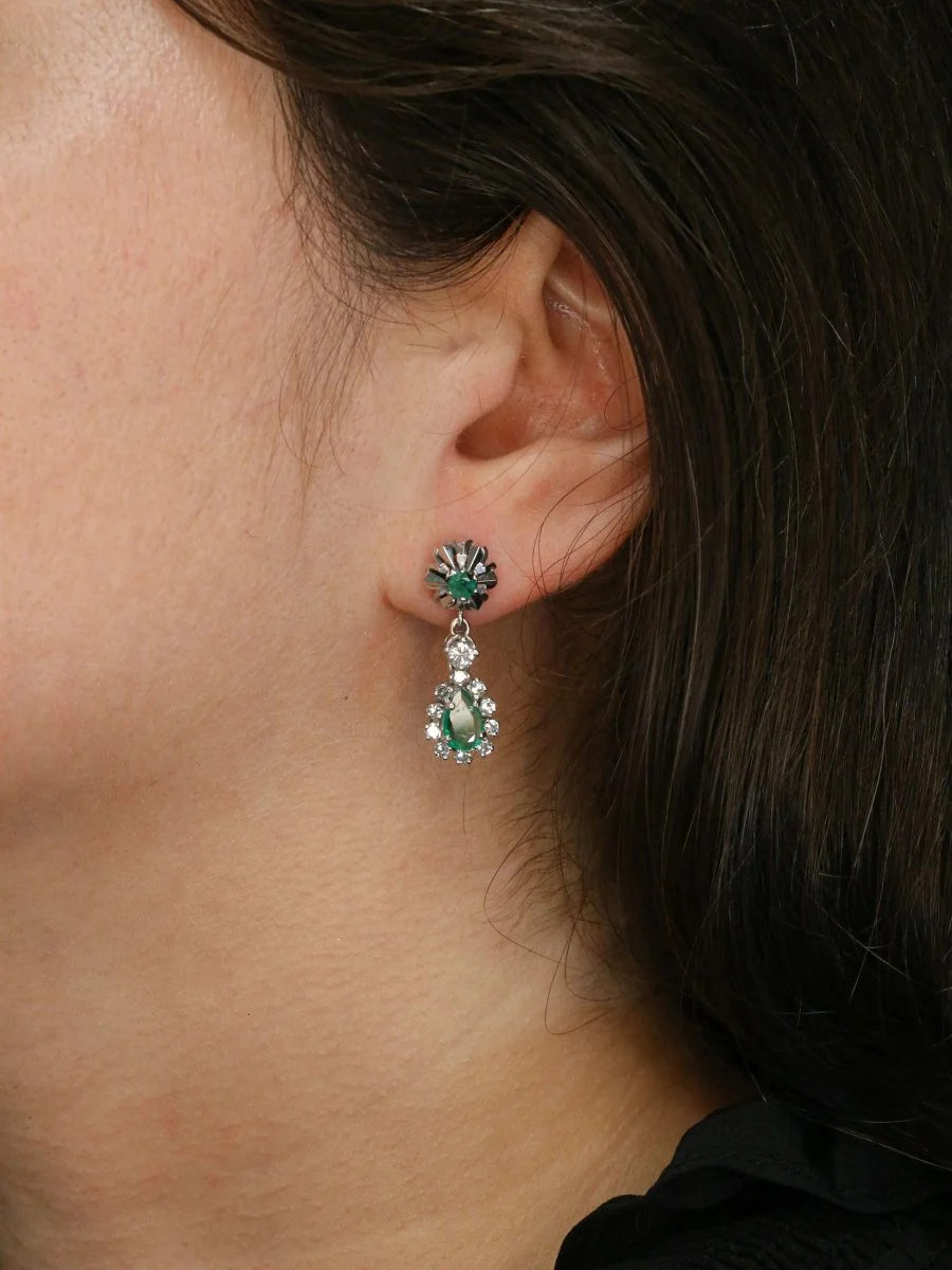 Boucles d'oreilles pendantes or blanc émeraudes diamants - Image 2