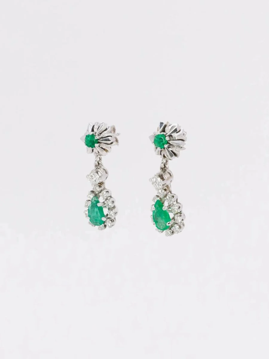 Boucles d'oreilles pendantes or blanc émeraudes diamants - Image 3