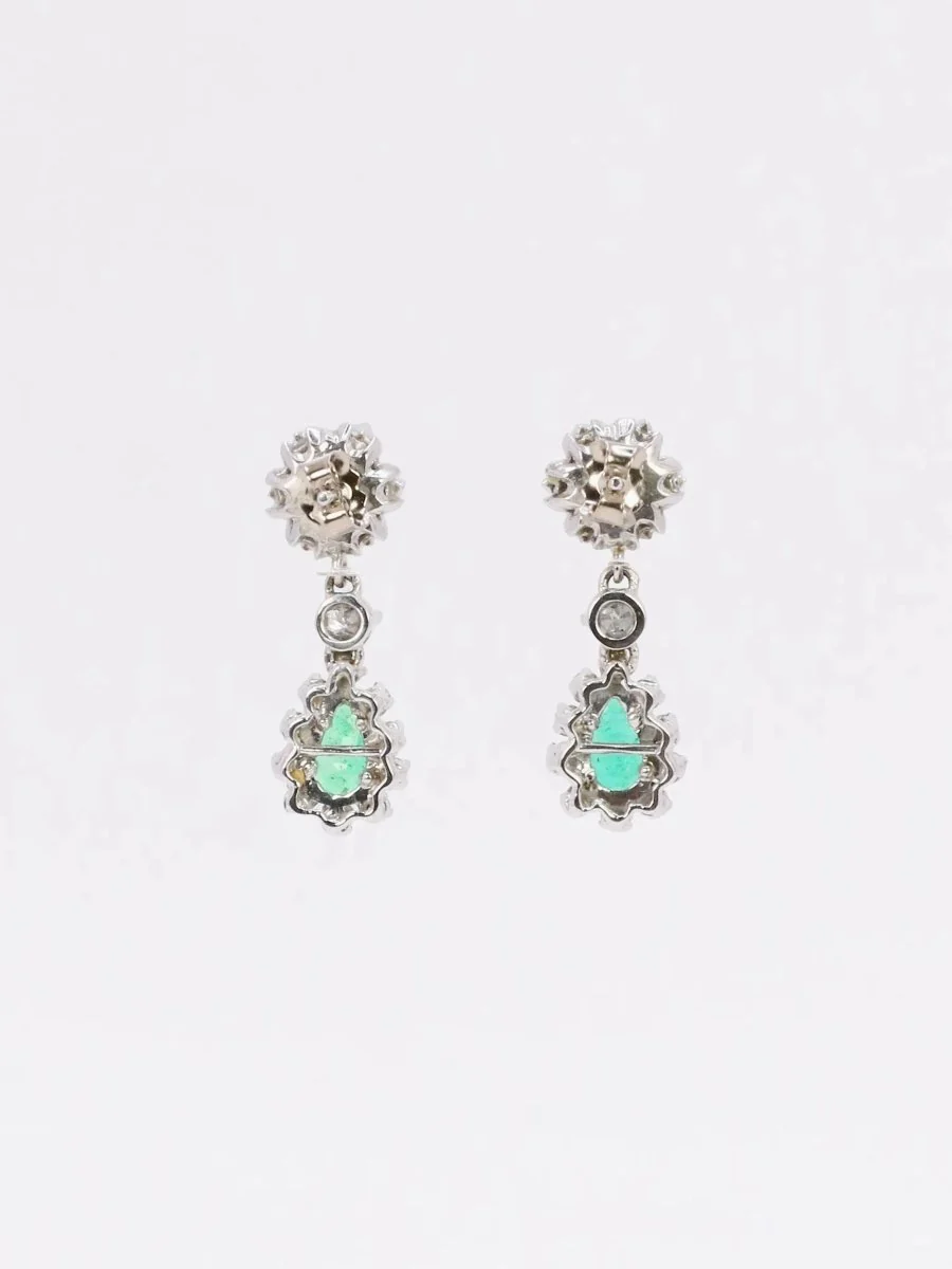 Boucles d'oreilles pendantes or blanc émeraudes diamants - Image 4