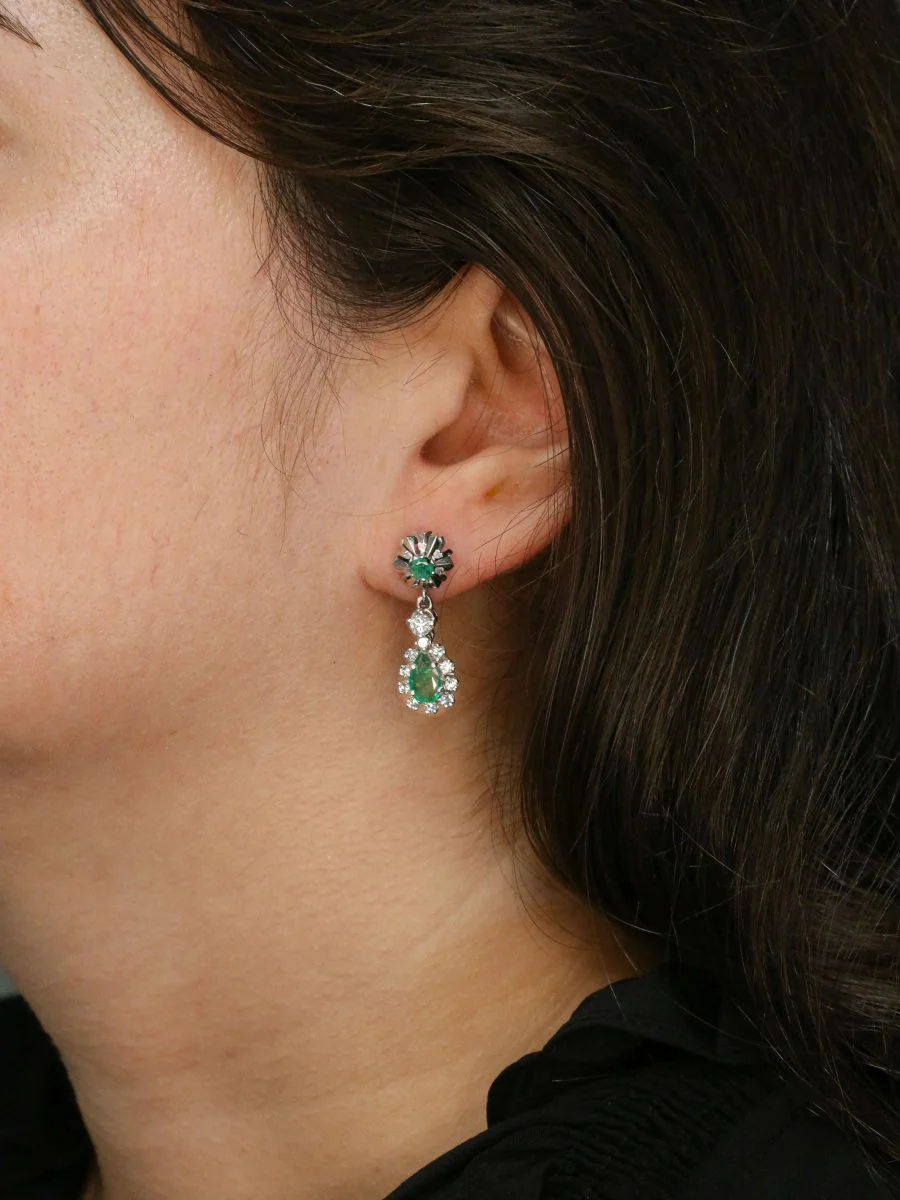 Boucles d'oreilles pendantes or blanc émeraudes diamants - Image 5