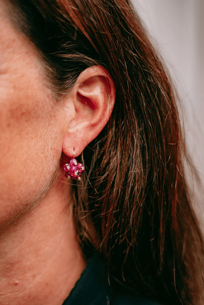 Boucles d'oreilles "Dormeuses" en or jaune, perles de rubis et diamants - Image 4