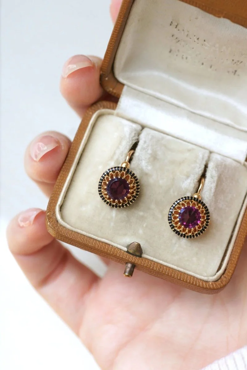 Boucles d'oreilles en or jaune, émail et grenats