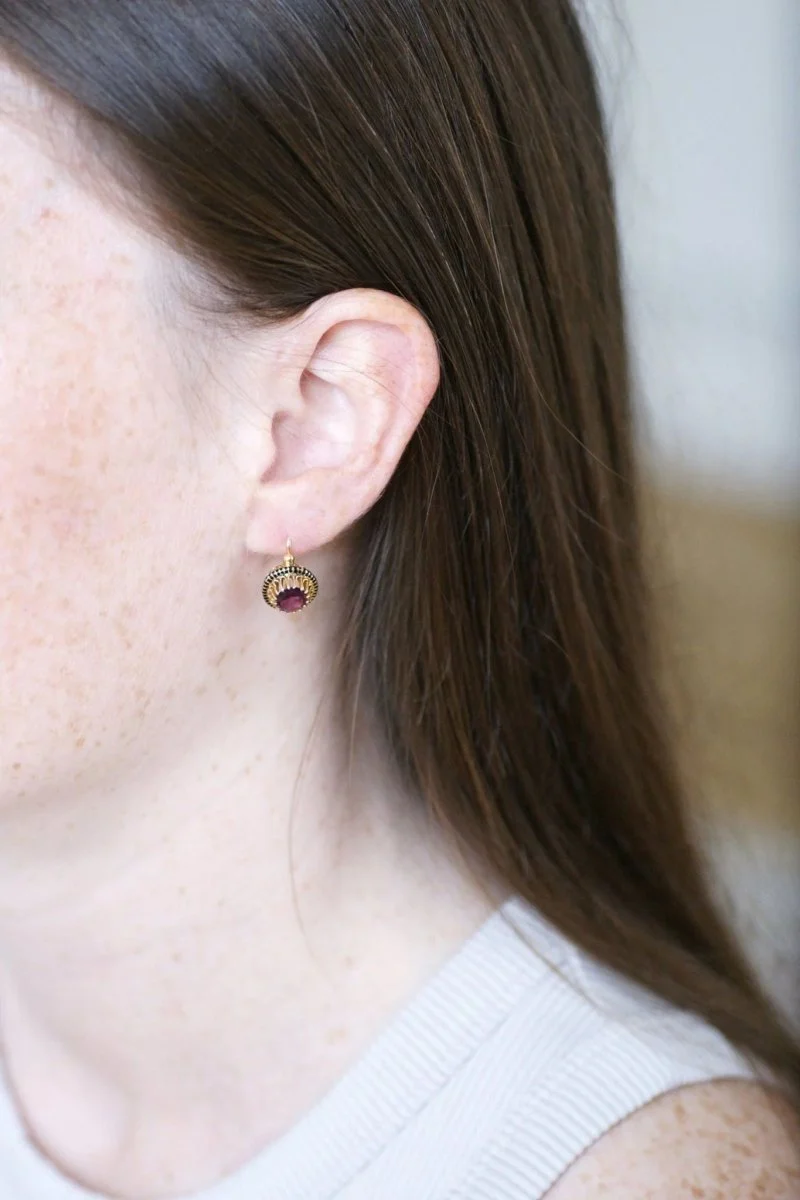 Boucles d'oreilles en or jaune, émail et grenats - Image 2