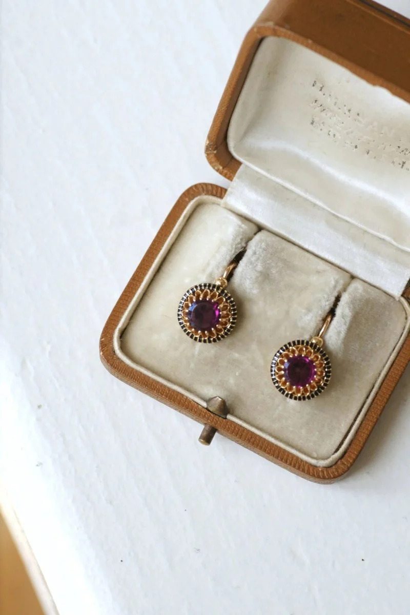 Boucles d'oreilles en or jaune, émail et grenats - Image 4